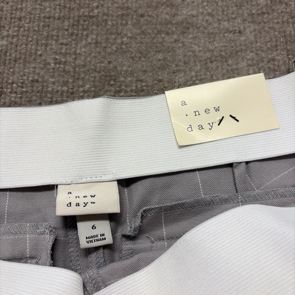 Elegant Women's Gray Checkered Pants 1650 - Picture 3 of 6